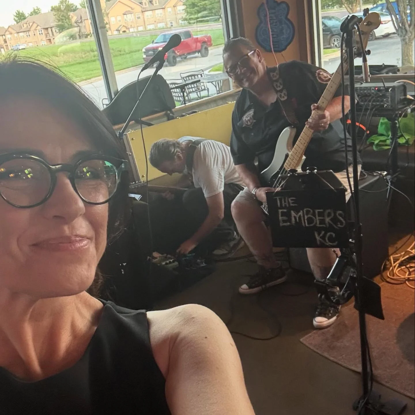 Kansas City cover band entertaining the crowd